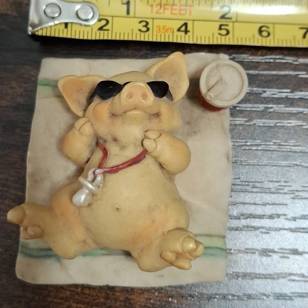 🐖Vintage Ganz 1992 Pigsville Small Figurine ‘Sun Tanning Piglet’ - PM 1301